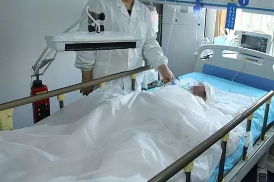 加沙医院遭袭致ICU儿童死亡，角落生死与小巷奇遇的背后故事