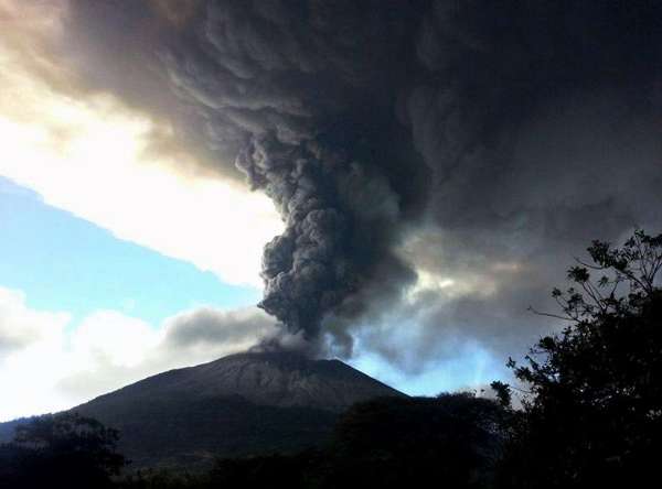 重大历史时刻，火山爆发怒吼，记录一次火山喷发瞬间